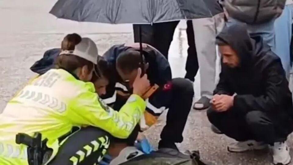 Yaralı gence polis şemsiyesi