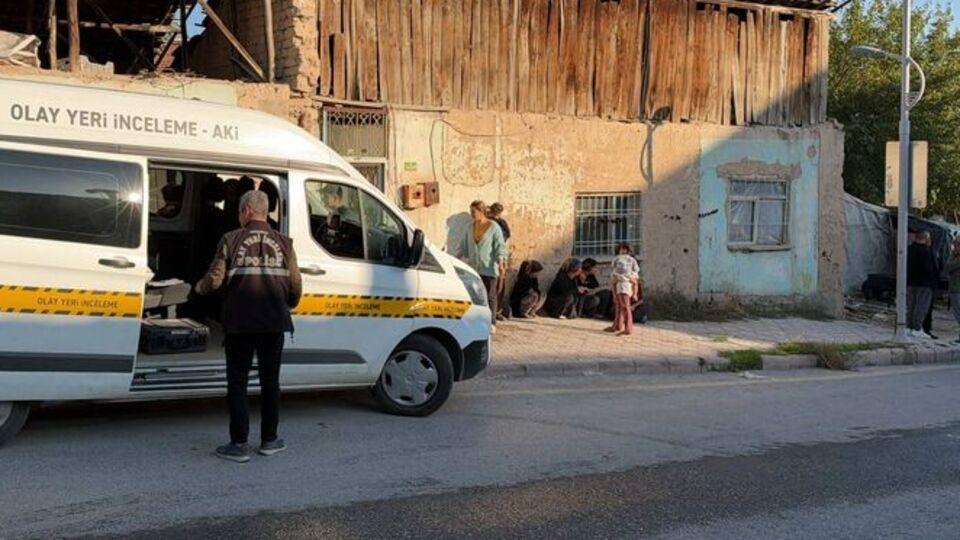 Terk eden kadının evine girip onu ve annesini bıçakladı
