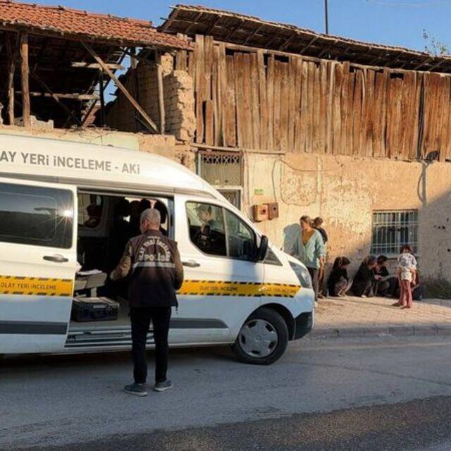 Terk eden kadının evine girip onu ve annesini bıçakladı