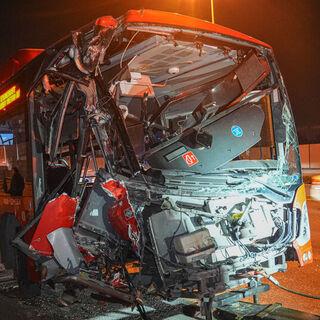 24 yaralı! Otobüs üst geçide çarptı