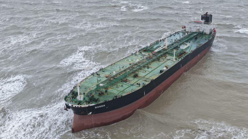 Sarıyer'de karaya oturan tanker kurtarıldı