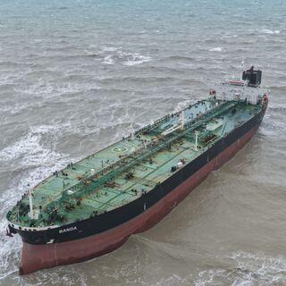 Sarıyer'de karaya oturan tanker kurtarıldı