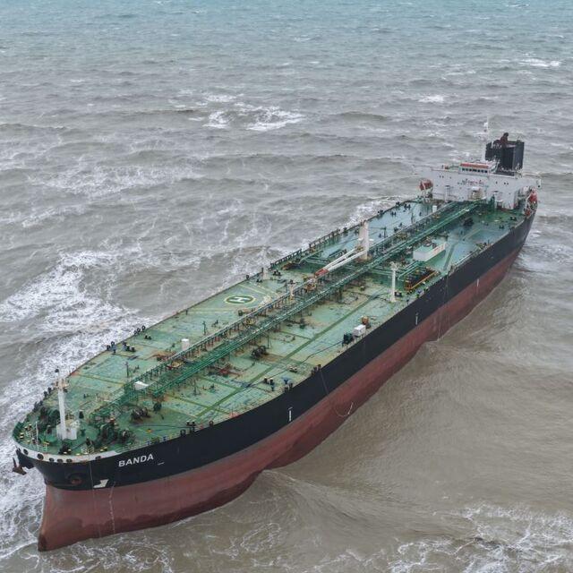Sarıyer'de karaya oturan tanker kurtarıldı