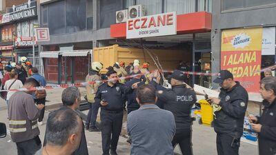 Kamyon eczaneye daldı! Yaralılar var!