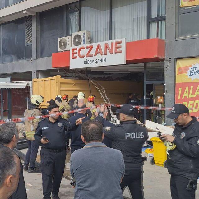 Kamyon eczaneye daldı! Yaralılar var!