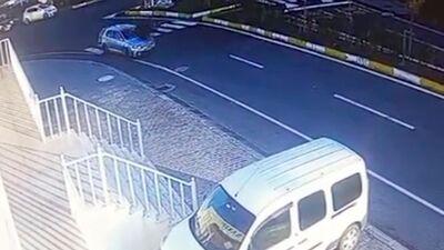 Yaya geçidinde iki öğretmene çarptı!