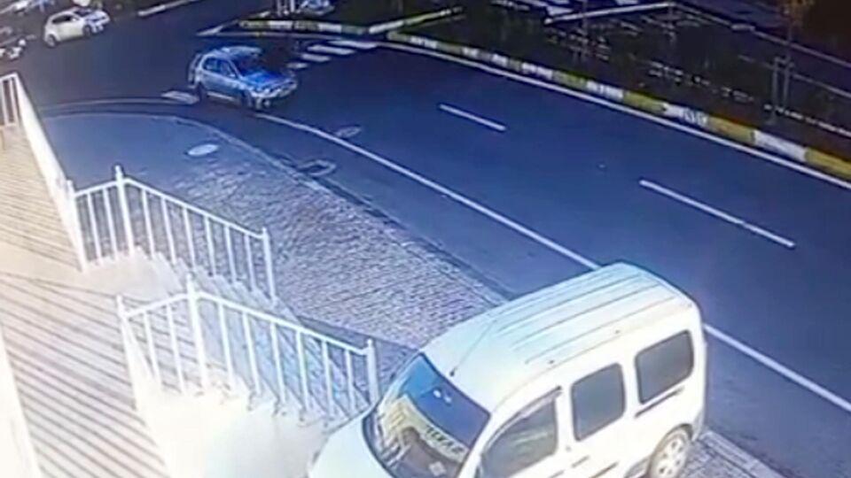 Yaya geçidinde iki öğretmene çarptı!