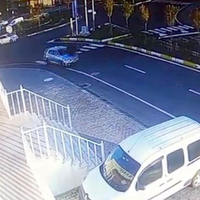 Yaya geçidinde iki öğretmene çarptı!