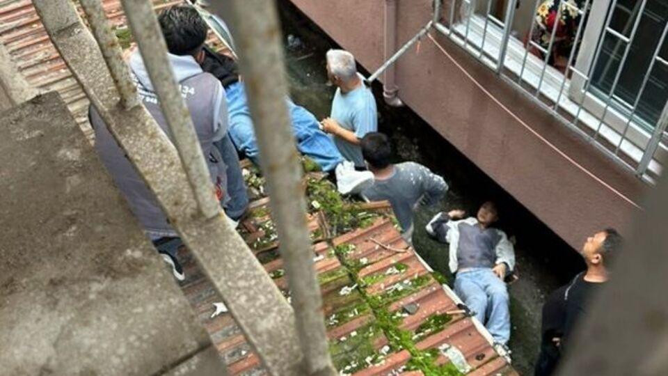 İki genç kız birlikte 3. kattan düştü! Çarşaf koptu!