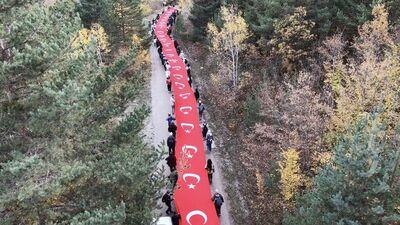 100 metrelik Türk bayrağıyla Cumhuriyet yürüyüşü