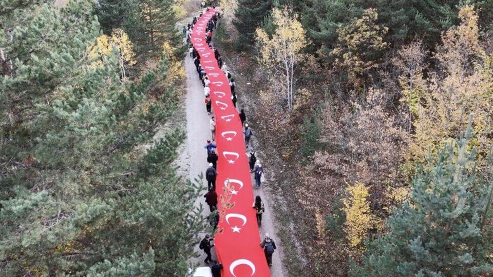 100 metrelik Türk bayrağıyla Cumhuriyet yürüyüşü
