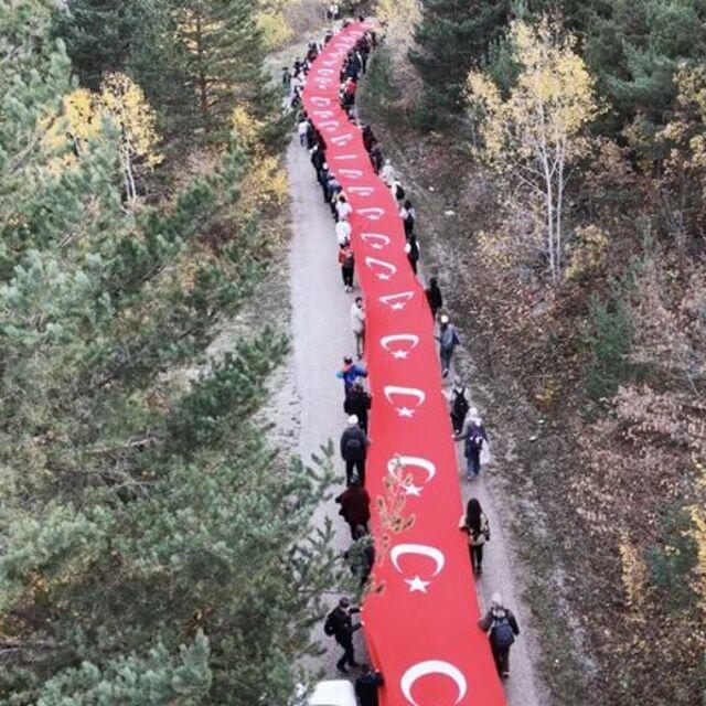 100 metrelik Türk bayrağıyla Cumhuriyet yürüyüşü