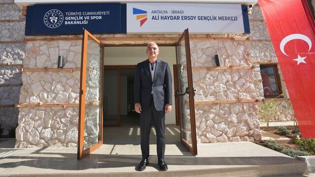 Baba ocağında iki yeni eser açtı