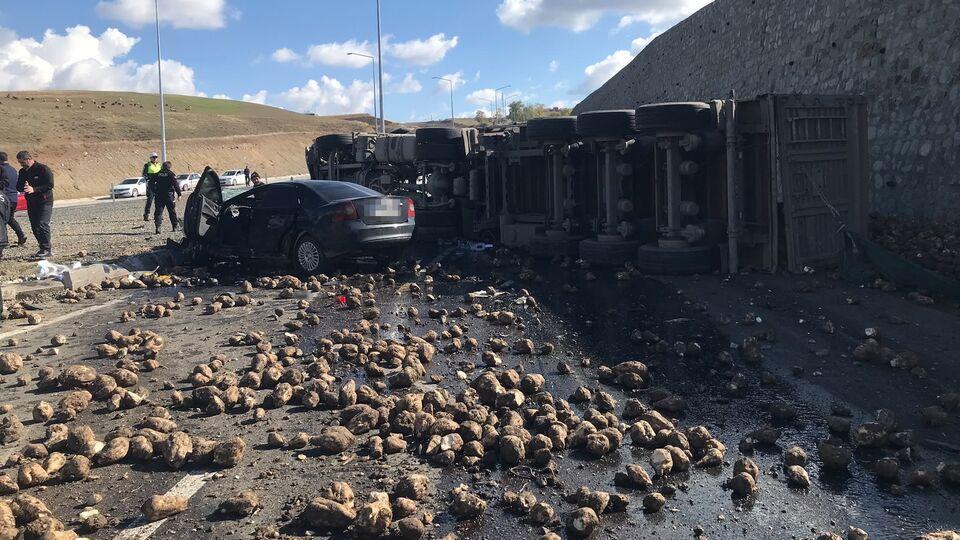 TIR ve otomobil çarpıştı! Feci kazada 4 kişi öldü!