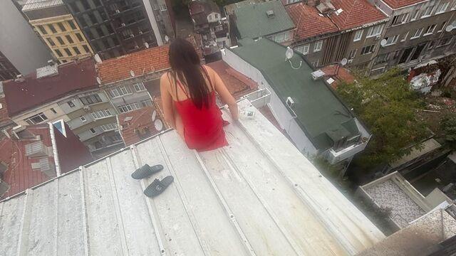 Çatıdan düşen genç kadının son fotoğrafı! Ev arkadaşı ve sevgilisi gözaltında!