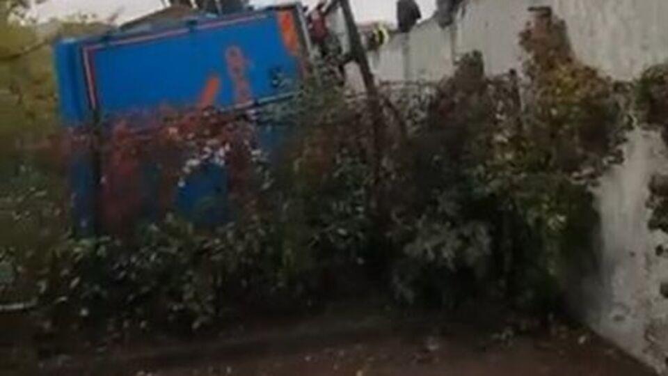 Kamyon karşı şeride geçti! Yaralılar var