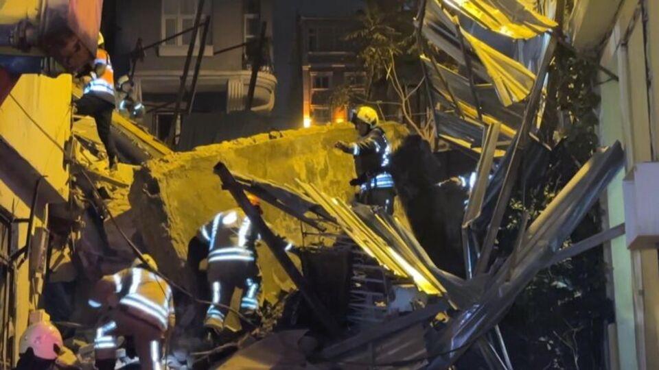 Beyoğlu'nda 5 katlı metruk bina çöktü
