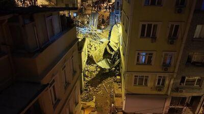 Beyoğlu'nda 5 katlı metruk bina çöktü
