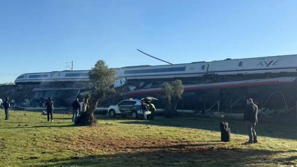 İspanya'da iki tren çarpıştı!