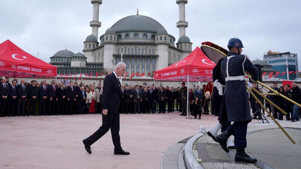 Taksim Cumhuriyet Anıtı önünde tören