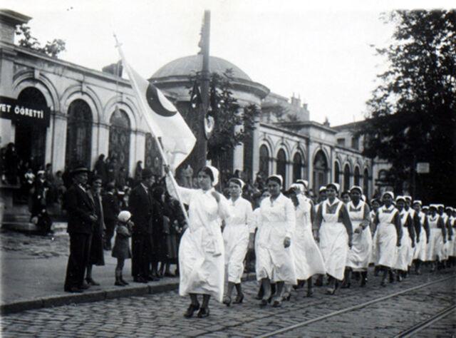 29.10.1933 / Cumhuriyetin 10. yılı İstanbul'da düzenlenen törenlerle kutlandı. Türk Kızılayı personeli, Beyazıt Meydanı'nda düzenlenen kutlamalara katılmak üzere, ellerindeki bayrak ve flamalarla tören alanına Divanyolu Caddesi üzerinden yürüyerek gitti.