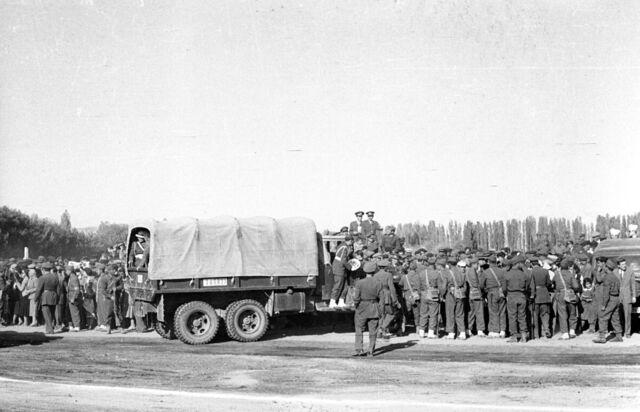 29.10.1953 / 29 Ekim Cumhuriyet Bayramı dolayısıyla Hipodromda düzenlenen geçit törenine katılacak olan askeri personelin bir bölümü tören öncesinde.