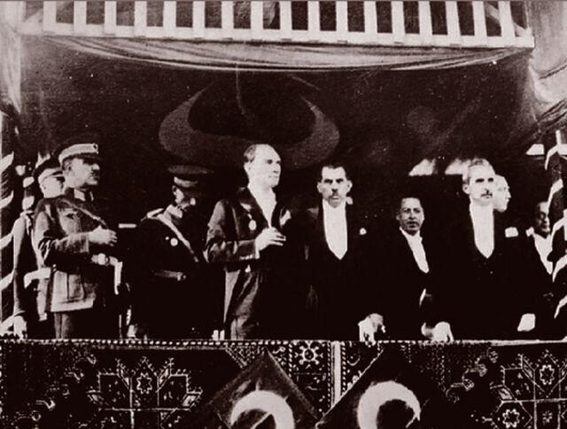 29.10.1929 / Mustafa Kemal Atatürk, 29 Ekim Cumhuriyet Bayramı kutlamalarında.