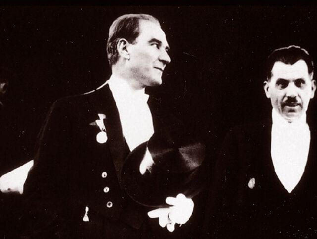29.10.1927 / Mustafa Kemal Atatürk, 29 Ekim Cumhuriyet Bayramı kutlamalarında.