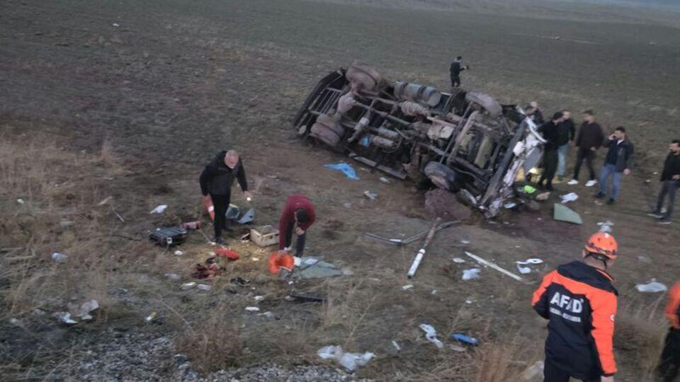 Van'daki kazada yaralanan polis memuru şehit oldu