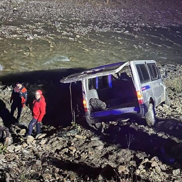 Kaçak göçmenleri taşıyan minibüs devrildi: 20 yaralı