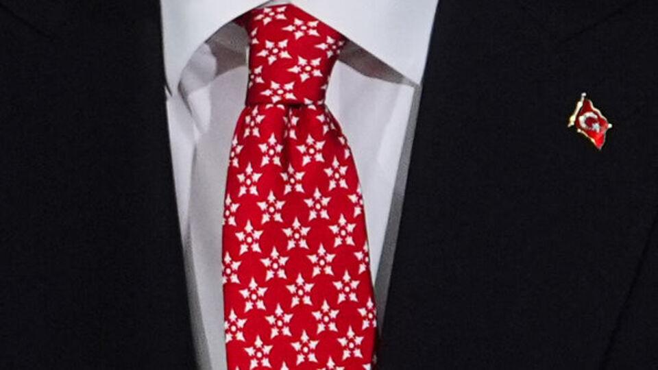 Kravatında KAAN detayı