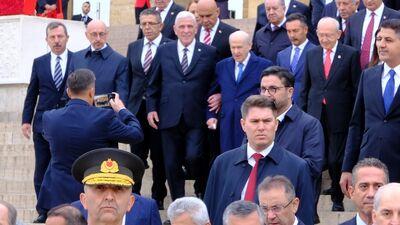 Anıtkabir merdivenlerinden kol kola indiler