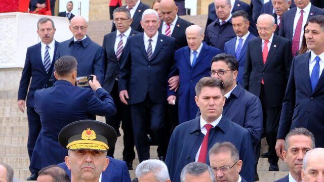 Anıtkabir merdivenlerinden kol kola indiler