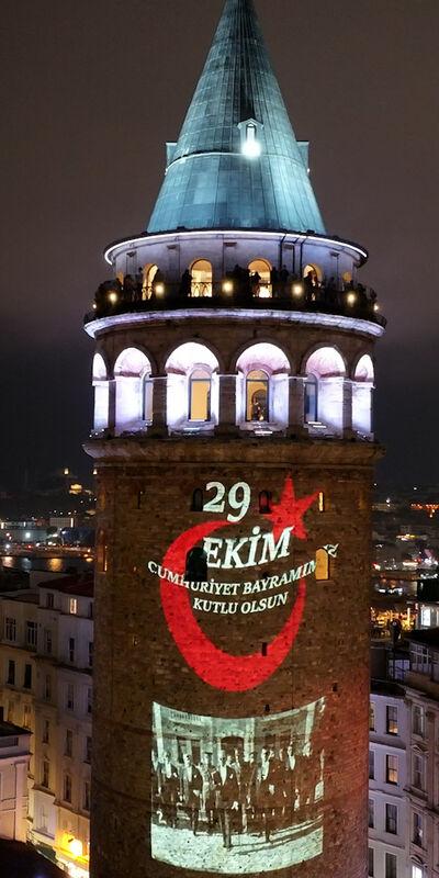 103 yıllık ışık Galata'dan göğe yükseldi