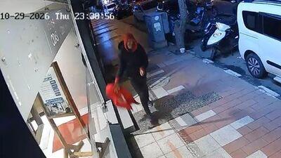 Türk bayrağını yere attı!