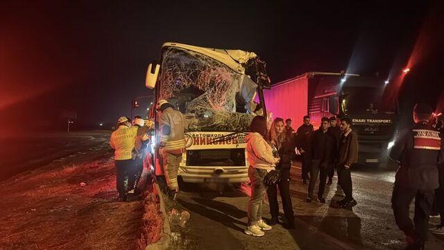 Tur otobüsü TIR ile çarpıştı: 10 yaralı