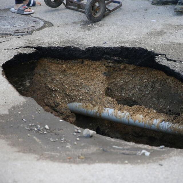 Adana'da yol çöktü, çukur oluştu