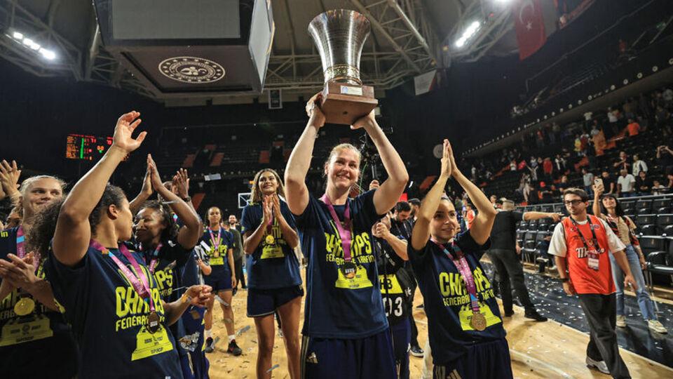 Fenerbahçe Tarfin kupasını kaldırdı