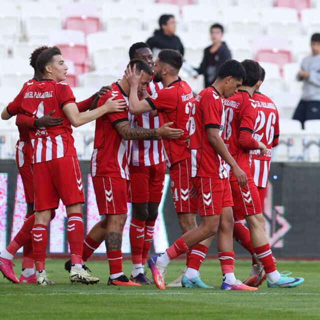 Sivasspor'dan dört gollü galibiyet!