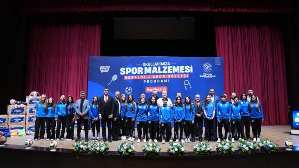 Arnavutköy Belediyesi'nden okullara spor malzemesi desteği