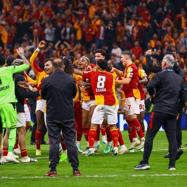 Derbi zaferini taraftarıyla kutladı