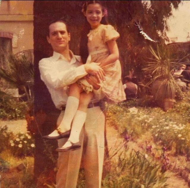 De Niro'nun ilk eşi Diahnne Abbott'tan olan kızı Drena, 1970'li yılların başlarında 'Godfather 2'nin setinde ünlü aktörle birlikte 
