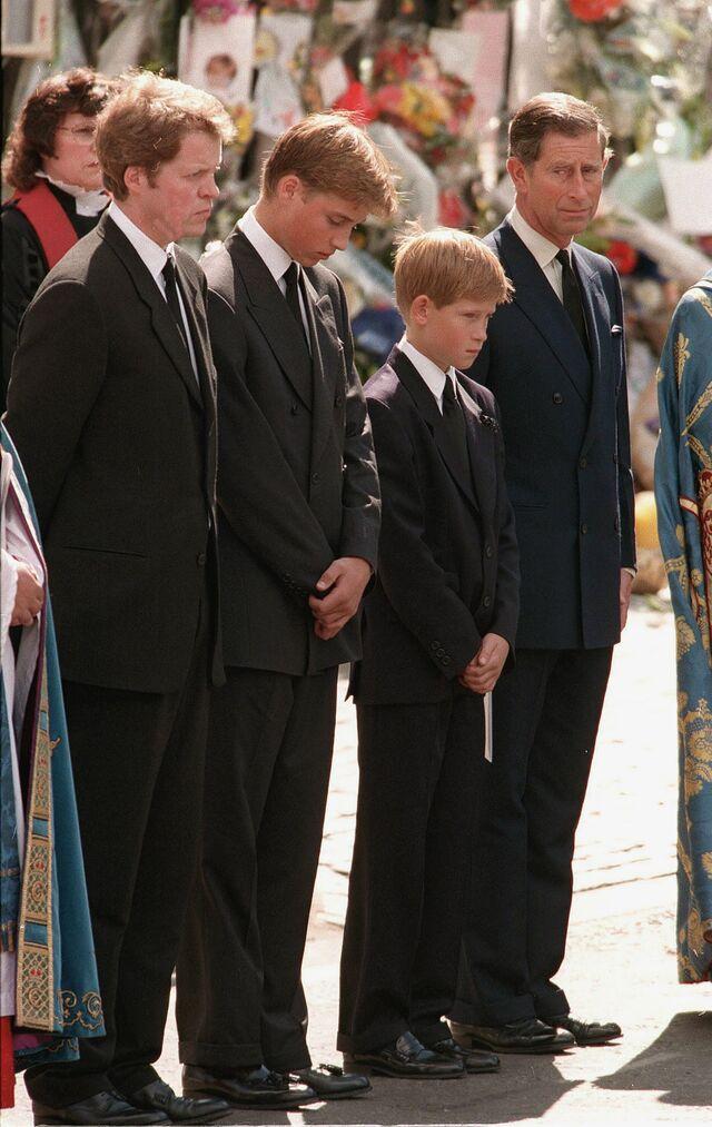 Charles Spencer, Prens William, Prens Harry ve o dönem prens ünvanlı Charles, Diana'nın cenaze töreninde