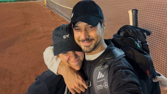 Sevgilisiyle tenis oynadı