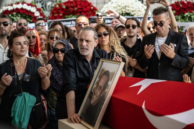 Ozan G&uuml;ven, 2023 yılında vefat eden yakın dostu &Ouml;zkan Uğur'un cenazesinde.